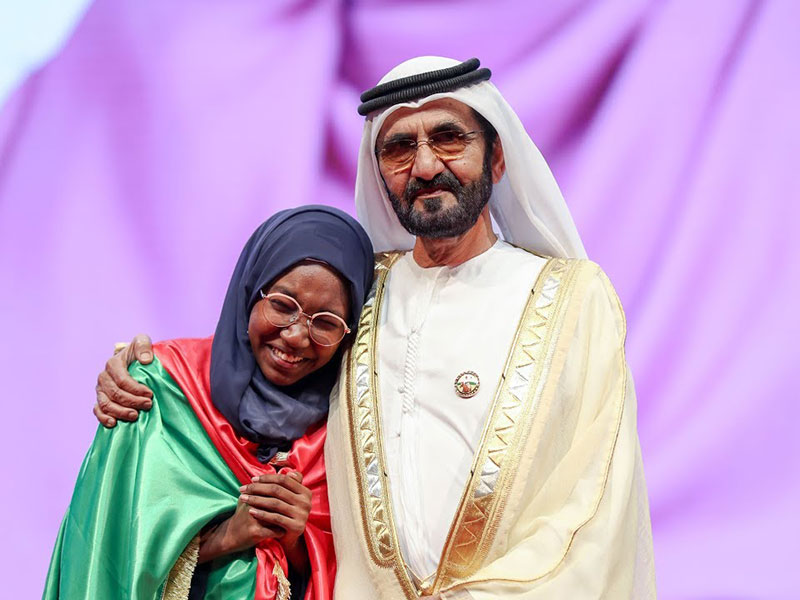 الشيخ محمد بن راشد يتوج بطلة "تحدي القراءة العربي" في لحظة مؤثرة تشعل مواقع التواصل